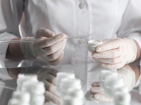 La France bannit les PFAS des cosmétiques et textiles - The Beauty Analyst